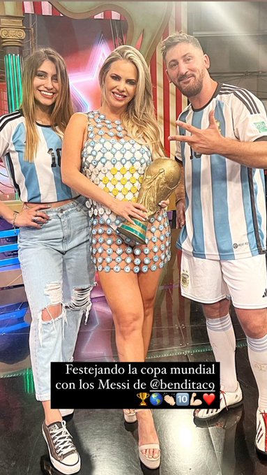 Festejando la 🏆 con los Messi de @BenditaOk ❤️👏🏻💪🏻🇦🇷 https://t.co/Iy3mN92Kd3