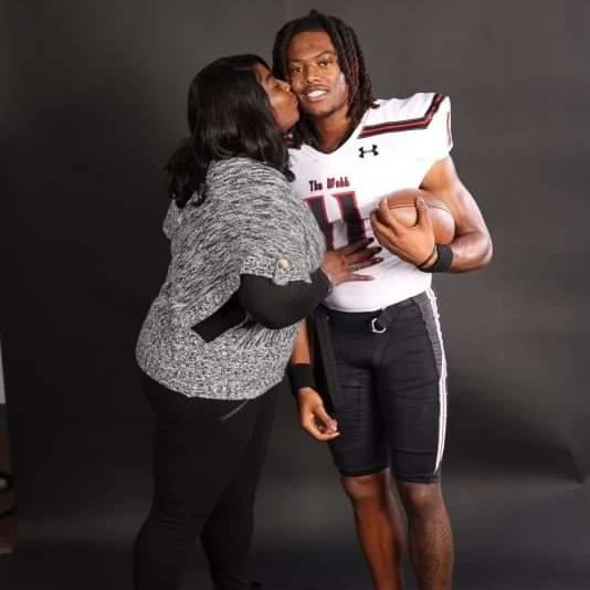 shauntacakes16's tweet photo. New Chapter! Proud of my son! Let's go! #QB1 #dawgs #SSNF https://t.co/Cm0sjmrhHg