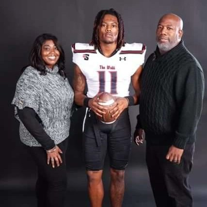 shauntacakes16's tweet photo. New Chapter! Proud of my son! Let's go! #QB1 #dawgs #SSNF https://t.co/Cm0sjmrhHg