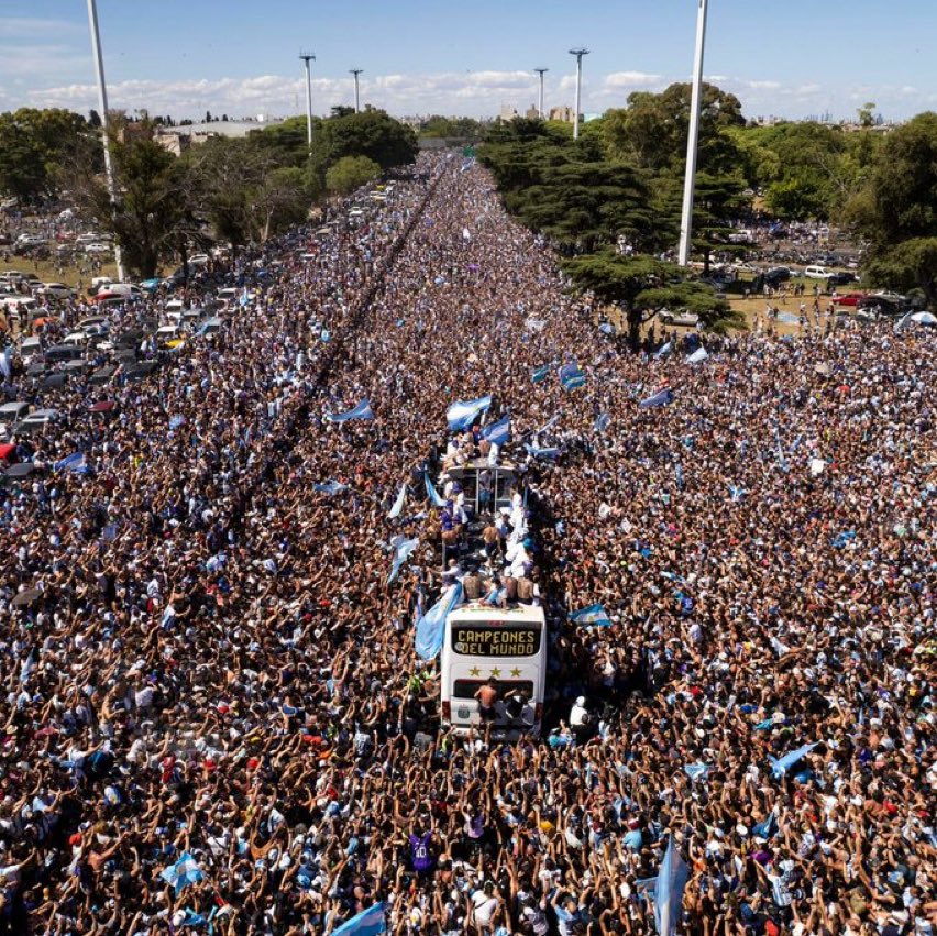 Bixic0me's tweet image. Hemos malgastado el tiempo que quisimos derrochar.
Ya somos campeones, no hay lugar al que llegar.
El cielo nos miente, todo es distinto desde allí.
El silencio mata, lo peor es no sentir.