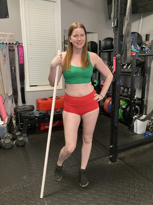 Courtney B. 🍑💪 - 2 pic. Festive gym fit. Are these shorts too extra? #fitness #garagegym #onlyfans https://t.co/fl2WW3Gtna