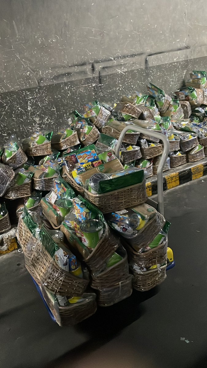 zeitgeistjay's tweet image. Ung pumasok ka para maghelp… hahaha. Literal na support team kinalagyan ko ah