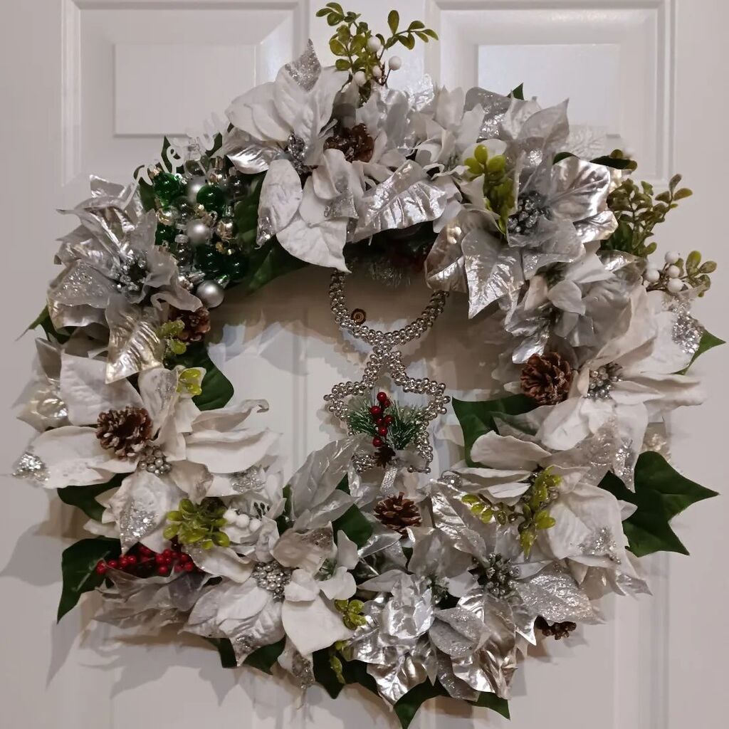 blinkkittylove's tweet photo. Decorating starts with this gorgeous wreath from @heart__1122. Support local artists; they make really cool stuff 😎 https://t.co/kuK3bSRR3w https://t.co/g7GKtULmYG