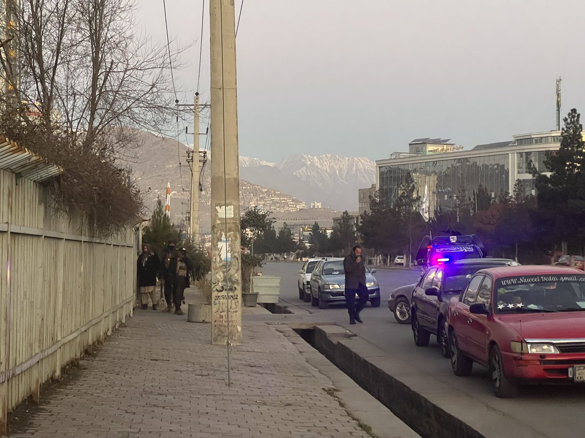 TamanaAref9's tweet photo. دانشگاه کاردان
6:30 صبح آمدیم دانشگاه، به پسرا اجازه وارد شدن را دادند و اسلاح به رُخ ما کشیده و گفتند که خانه بروید. https://t.co/akKrp5cAQA