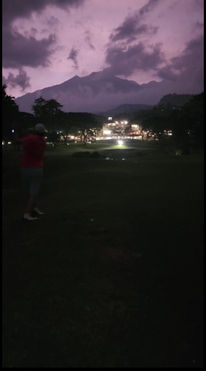 John_6olfer's tweet photo. @realGolfchat A5- Gets dark here all year round by 5:30pm! Can make for an interesting last few holes in the dark 🌚 #Golfchat https://t.co/55vo25J75f