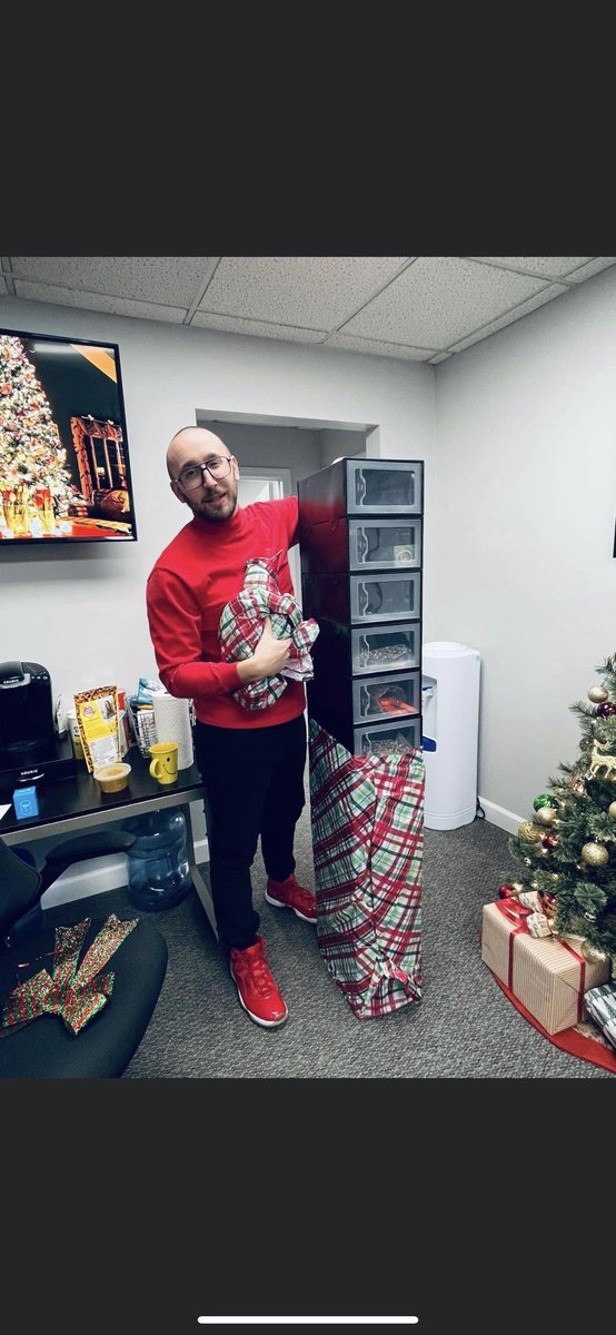 WTKaylin's tweet photo. Secret Santa at the @WagerTalk office 🎄❤️ 🎅🏻 I’m so happy @ChrisClipThat liked his gifts 😁 I love my new WT fam ❤️ https://t.co/mMtQk6LKbS
