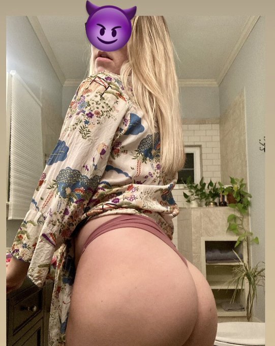 Laura - @onlyfanspromoto FREE to sub. No fake orgams, no fake boobs, just me & my naughty side 😈 https://t.co/xnDe0e8rLg https://t.co/Vkigg92yq8