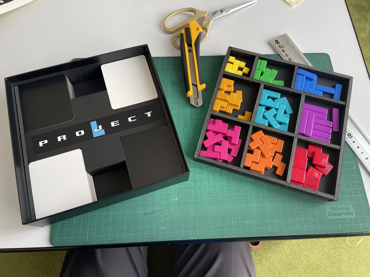 X49765415's tweet photo. 納まりが悪かったプロジェクトLの内箱を作成しました😀！出来るだけカードを取りやすいように、箱の中で暴れないように設計しました。縦置きでも安心♥️ピースの準備要らずでゲームがはかどるわー🙂
 #ボードゲーム https://t.co/VFXD8LcFIQ
