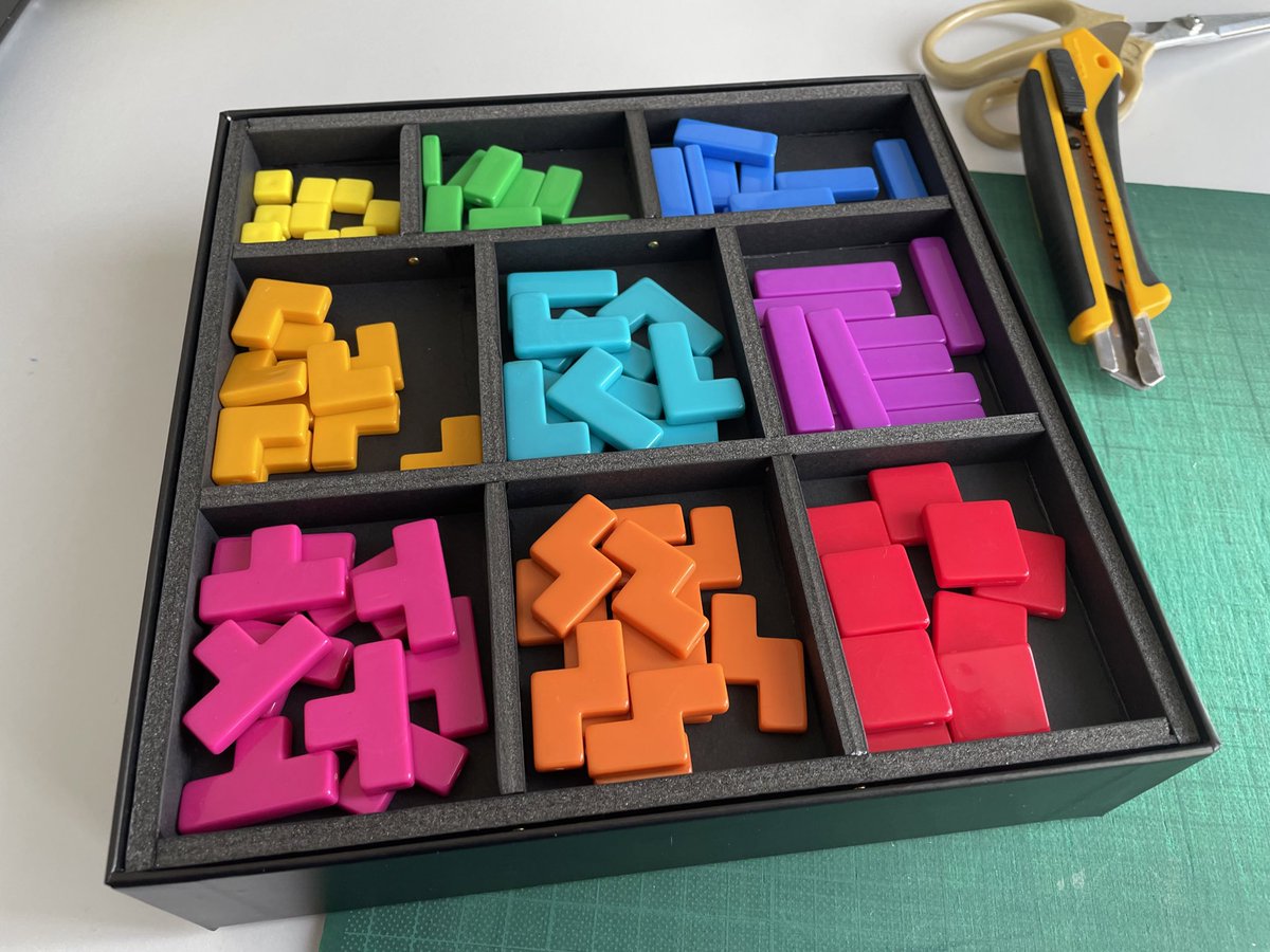 X49765415's tweet photo. 納まりが悪かったプロジェクトLの内箱を作成しました😀！出来るだけカードを取りやすいように、箱の中で暴れないように設計しました。縦置きでも安心♥️ピースの準備要らずでゲームがはかどるわー🙂
 #ボードゲーム https://t.co/VFXD8LcFIQ