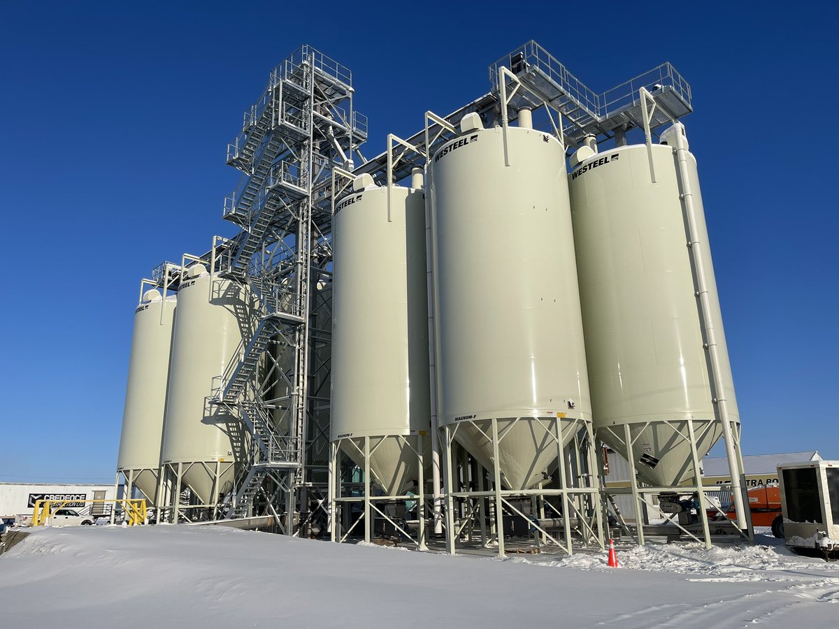hillyer78's tweet photo. Getting close @NutrienAg_NAB #BarrheadNAS. History on the right and Future on the left. 8 different dry product options, full impregnating capabilities, #AtlasXC #Nitrain #MapMST #ESN, towering over the industrial park, come see @derpin31 and talk possibilities. #LeadingtheField https://t.co/F84mbJEgJW