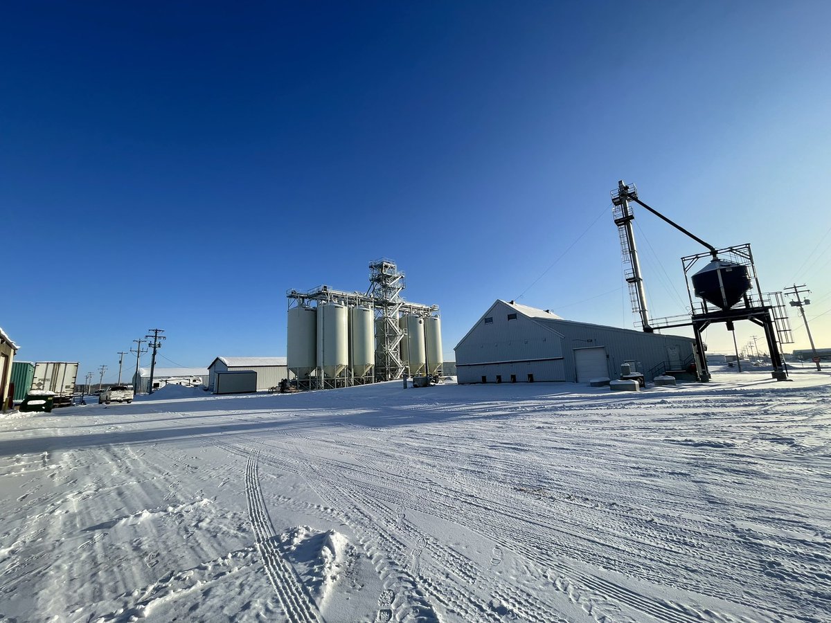 hillyer78's tweet photo. Getting close @NutrienAg_NAB #BarrheadNAS. History on the right and Future on the left. 8 different dry product options, full impregnating capabilities, #AtlasXC #Nitrain #MapMST #ESN, towering over the industrial park, come see @derpin31 and talk possibilities. #LeadingtheField https://t.co/F84mbJEgJW