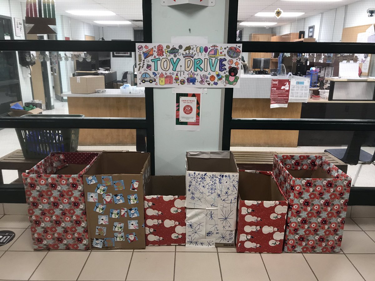 EJSandPS's tweet photo. What a beautiful night at our winter ❄️ fair seeing all our families getting into the holiday spirit!!! 🎄🍪🎅🏼 🕎Thank you for all your food &amp; toy donations 🥫🧸 🎁 https://t.co/wEBWVurnFd
