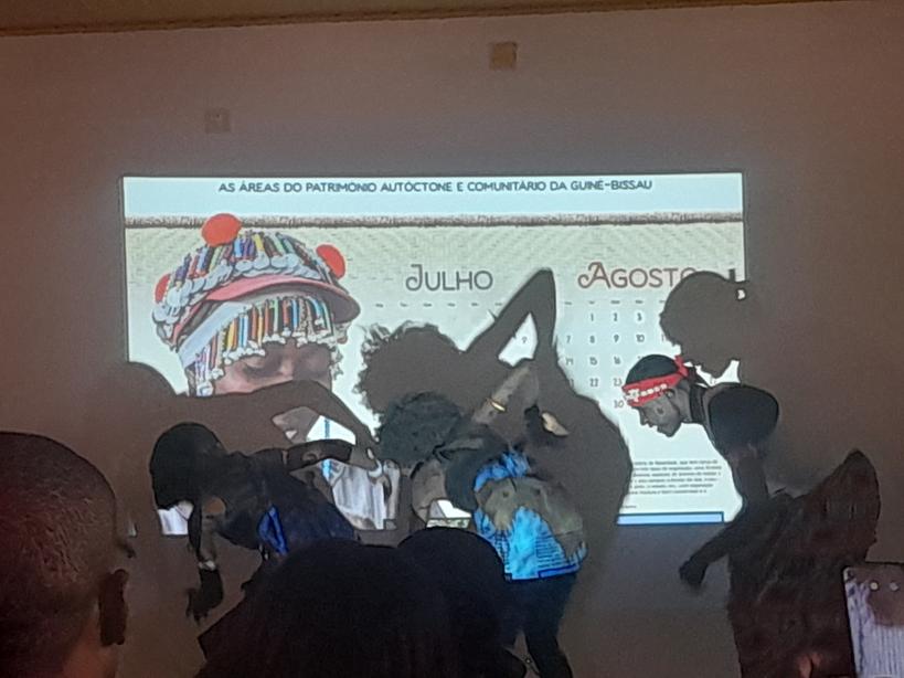 ca_jaim's tweet photo. A cerimonia do lançamento do calendário anual 2023 da ONG @tiniguena🇬🇼, equilibrado aos sítios #APAC (Áreas do Património Autóctene e Comunitário da Guiné-Bissau),clarifica e desperta os atores #políticos, em como agendar e #executar políticas pública da proteção do #comum maior. https://t.co/WnzvDD5kVW