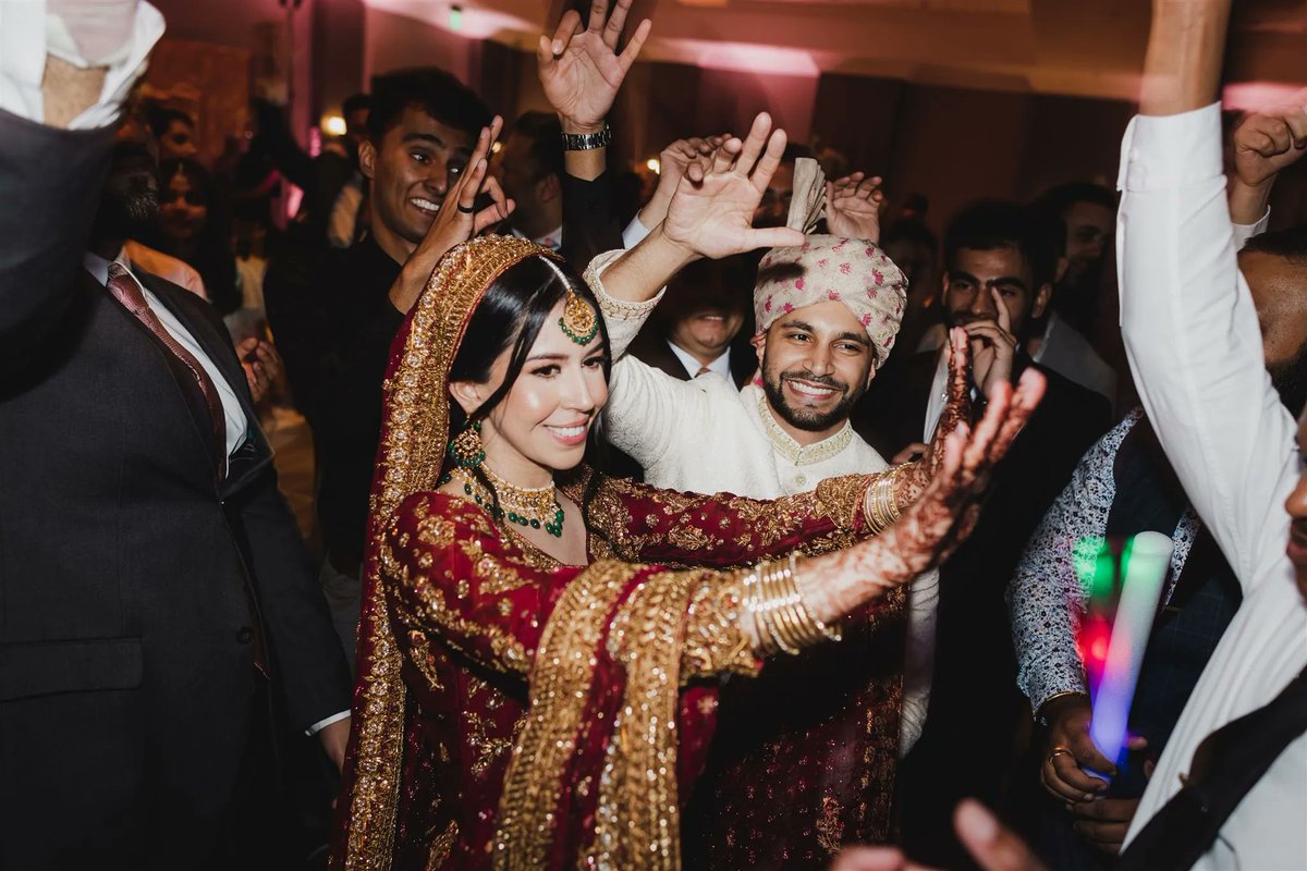 laviestudios's tweet photo. A dance party to remember, breathtaking city views from South Miami on a rainy day, and some unique portraits at Dadeland Station. All aboard, start swiping! 

#ArabicWedding #MarriottDadelandWedding #UniqueWeddingPhotos #LaVieStudios_Jose #LaVieStudios_Jess https://t.co/N9dCbFvD8Z