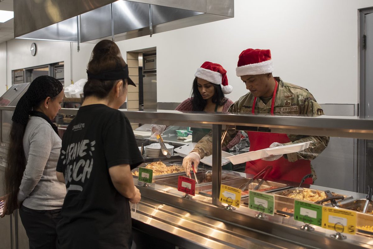 AFResearchLab's tweet photo. 'Tis the season to dish out delicious delicacies! 🥘

Our Commander @AFRL_CC alongside Vice Commander Col. Joel Luker and more took the time to hand out holiday meals to airmen last week at @WrightPattAFB.

#AFResearchLab | #HappyHolidays | #wrightpattersonafb https://t.co/MiMgwMlZTg