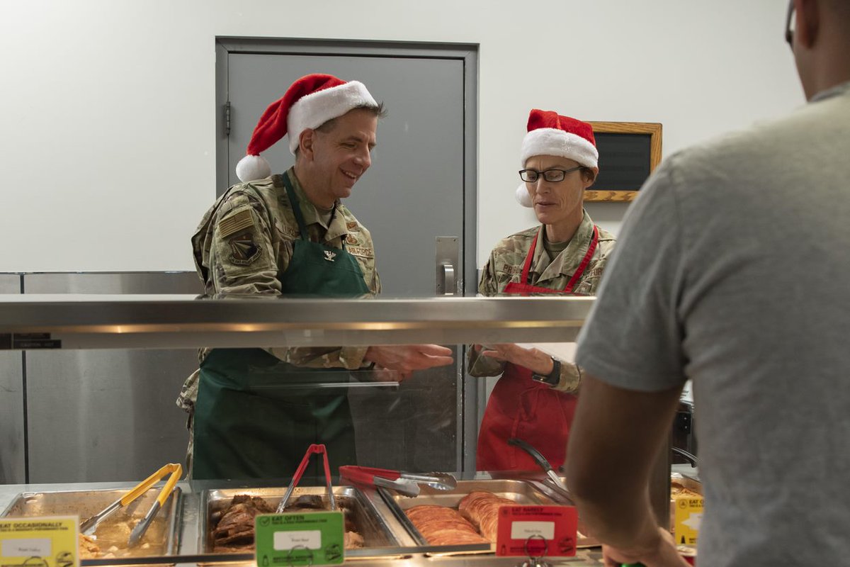 AFResearchLab's tweet photo. 'Tis the season to dish out delicious delicacies! 🥘

Our Commander @AFRL_CC alongside Vice Commander Col. Joel Luker and more took the time to hand out holiday meals to airmen last week at @WrightPattAFB.

#AFResearchLab | #HappyHolidays | #wrightpattersonafb https://t.co/MiMgwMlZTg