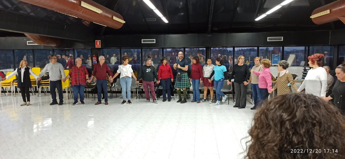 CfaCornella's tweet photo. L'alumnat dels grups d'#Anglès i altres han pogut gaudir d'una tarda fantàstica amb el gran #DavidVivanco, q ens ha fet xalar d'allò més amb el seu #ScottishDanceAndSongs. Balls i ritmes populars escocesos i molta diversió, amb una #XocolataAmbXurros! #CaliuNadalenc @CRPCornella https://t.co/BAIGTmYwgv
