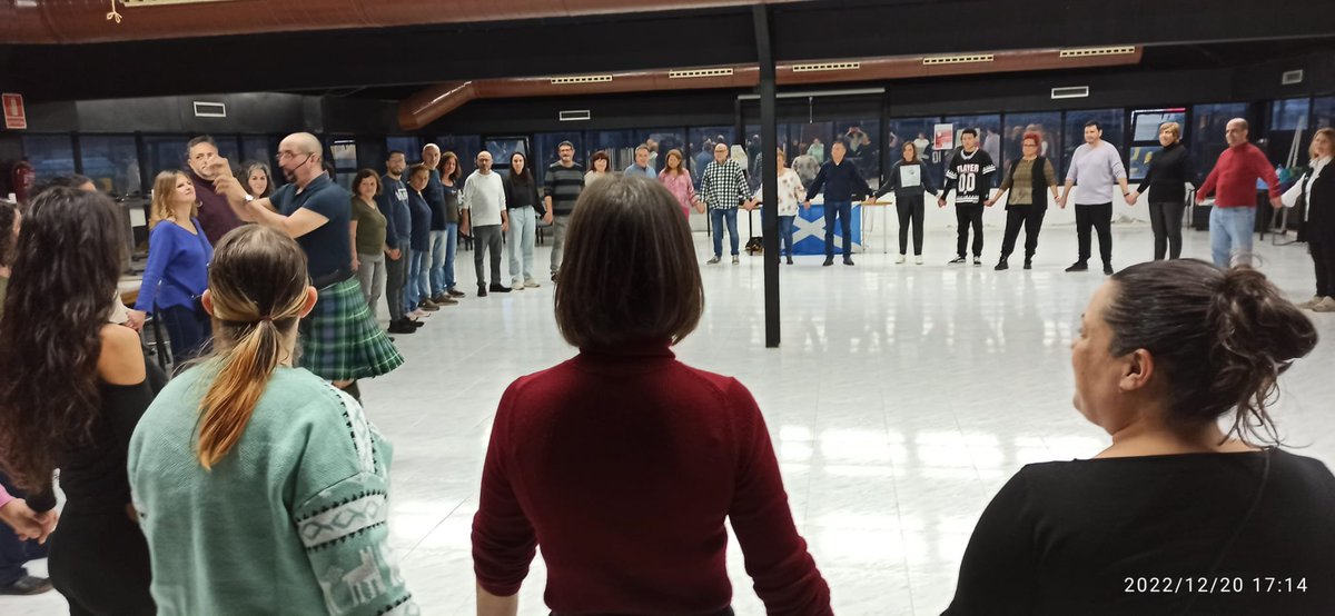 CfaCornella's tweet photo. L'alumnat dels grups d'#Anglès i altres han pogut gaudir d'una tarda fantàstica amb el gran #DavidVivanco, q ens ha fet xalar d'allò més amb el seu #ScottishDanceAndSongs. Balls i ritmes populars escocesos i molta diversió, amb una #XocolataAmbXurros! #CaliuNadalenc @CRPCornella https://t.co/BAIGTmYwgv