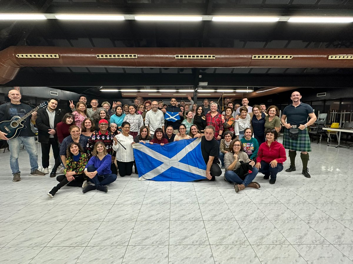 CfaCornella's tweet photo. L'alumnat dels grups d'#Anglès i altres han pogut gaudir d'una tarda fantàstica amb el gran #DavidVivanco, q ens ha fet xalar d'allò més amb el seu #ScottishDanceAndSongs. Balls i ritmes populars escocesos i molta diversió, amb una #XocolataAmbXurros! #CaliuNadalenc @CRPCornella https://t.co/BAIGTmYwgv