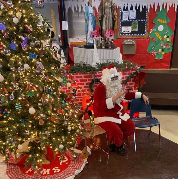 camecocommunity's tweet photo. Cameco is proud to support Rise Air’s Santa in the North campaign, which delivers gifts to children in northern communities for the holidays. As part of the campaign, our community liaisons joined Santa to deliver gifts at schools. #santainthenorth https://t.co/eTYwWnkJrz