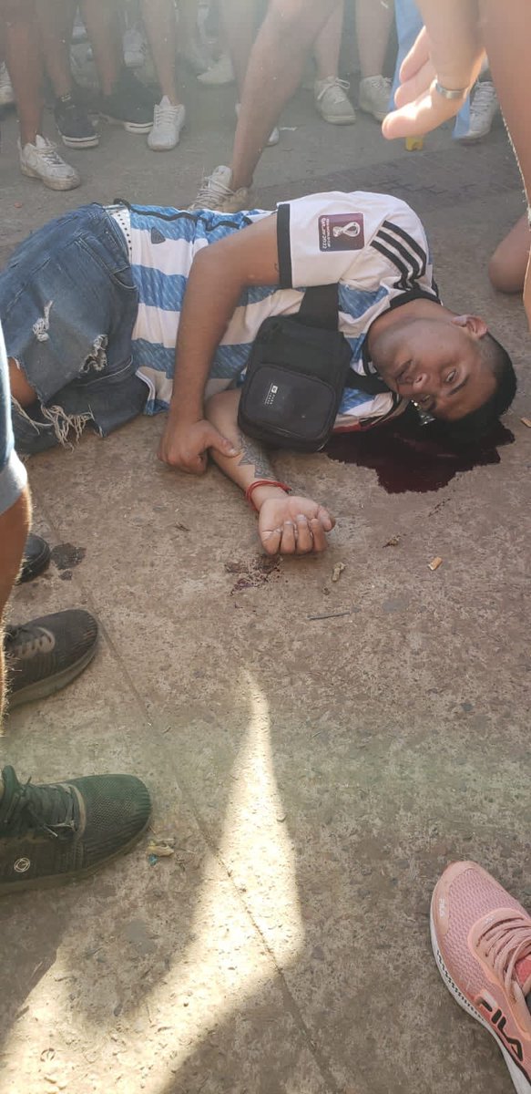 Mata_JoseLuis's tweet photo. A los que me preguntan qué pasó en #Argentina, pues los jugadores nunca aparecieron en el #Obelisco, hubo heridos, muertos y vandalismo. Cerca de 6 millones de personas se reunieron en el lugar y, todavía a esta hora, hay gente esparcida bebiendo y disfrutando el feriado de hoy. https://t.co/A54k3O2cjE
