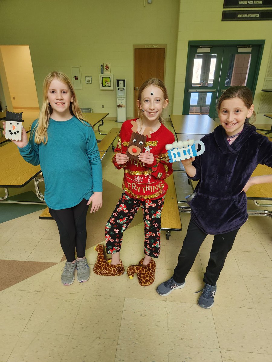 MsHenderson_RMS's tweet photo. Our Young Educators Rising club did a fantastic job leading a winter craft session for their peers today! ❄️⛄️ @mps_russell https://t.co/8myUCpr9eI