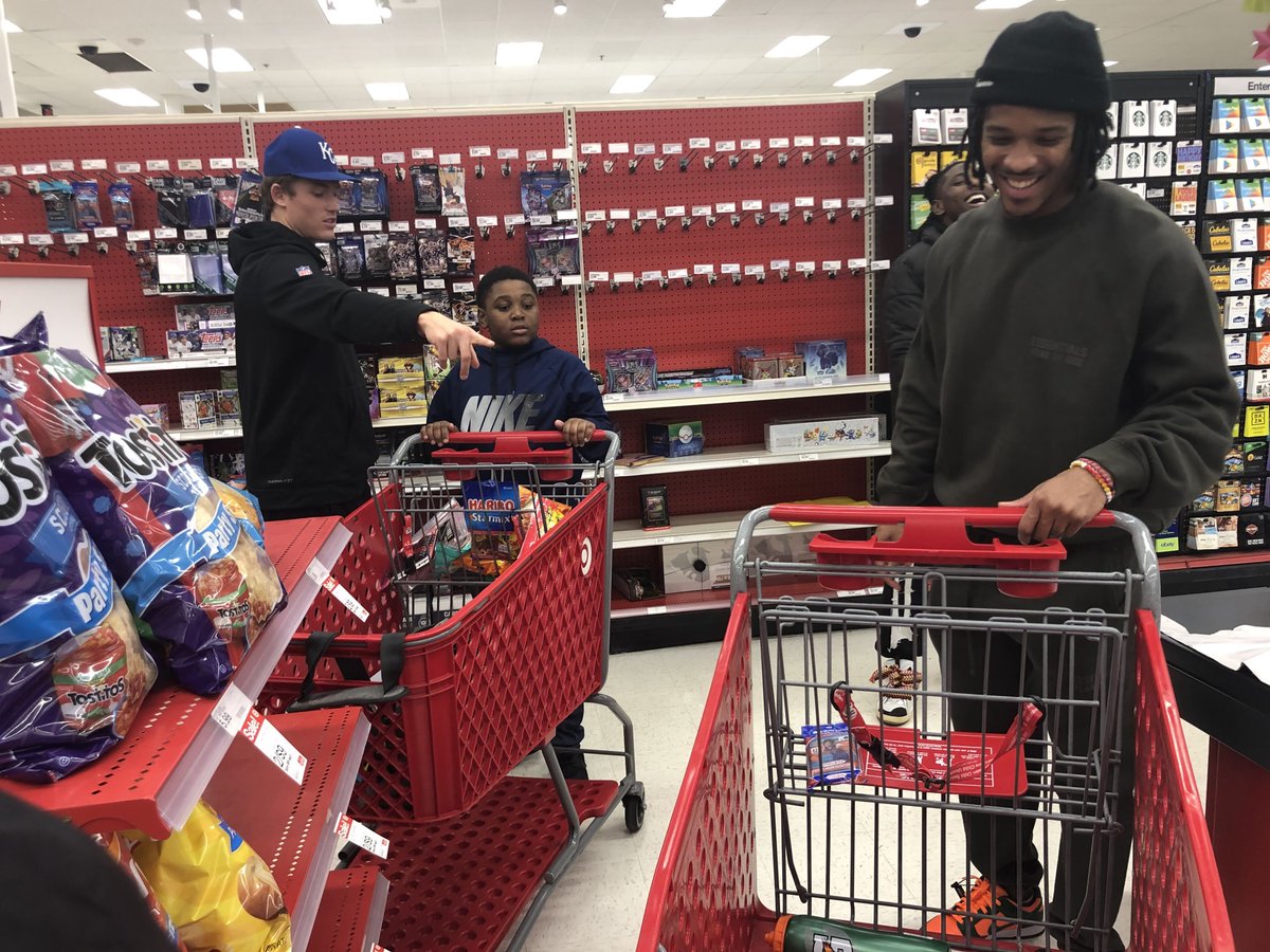 HelpKCKids's tweet photo. Yesterday, @chiefs player Deon Bush w/ help from teammates Chris Lammons & Zayne Anderson took 20 Club kids Christmas shopping!🛍 Words can't express how appreciative the kids were.🙌🏾 Deon's new nickname- #TheRealSC (Santa Claus)!🎅🏾❤
#helpkckids #greatfutures #therealsantaclaus https://t.co/3wwz5U7CrW