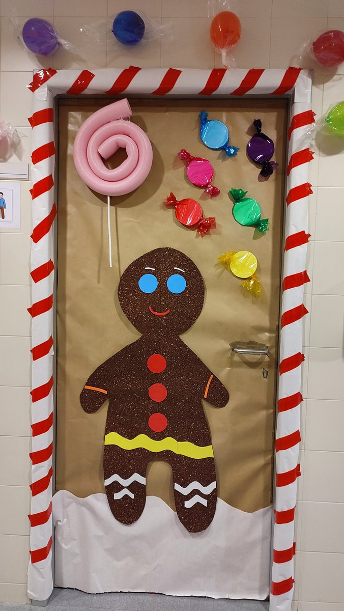 unprofeconclase's tweet photo. ¡El nivel de decoración de puertas en mi colegio es increíble! https://t.co/YxcFNDY76K