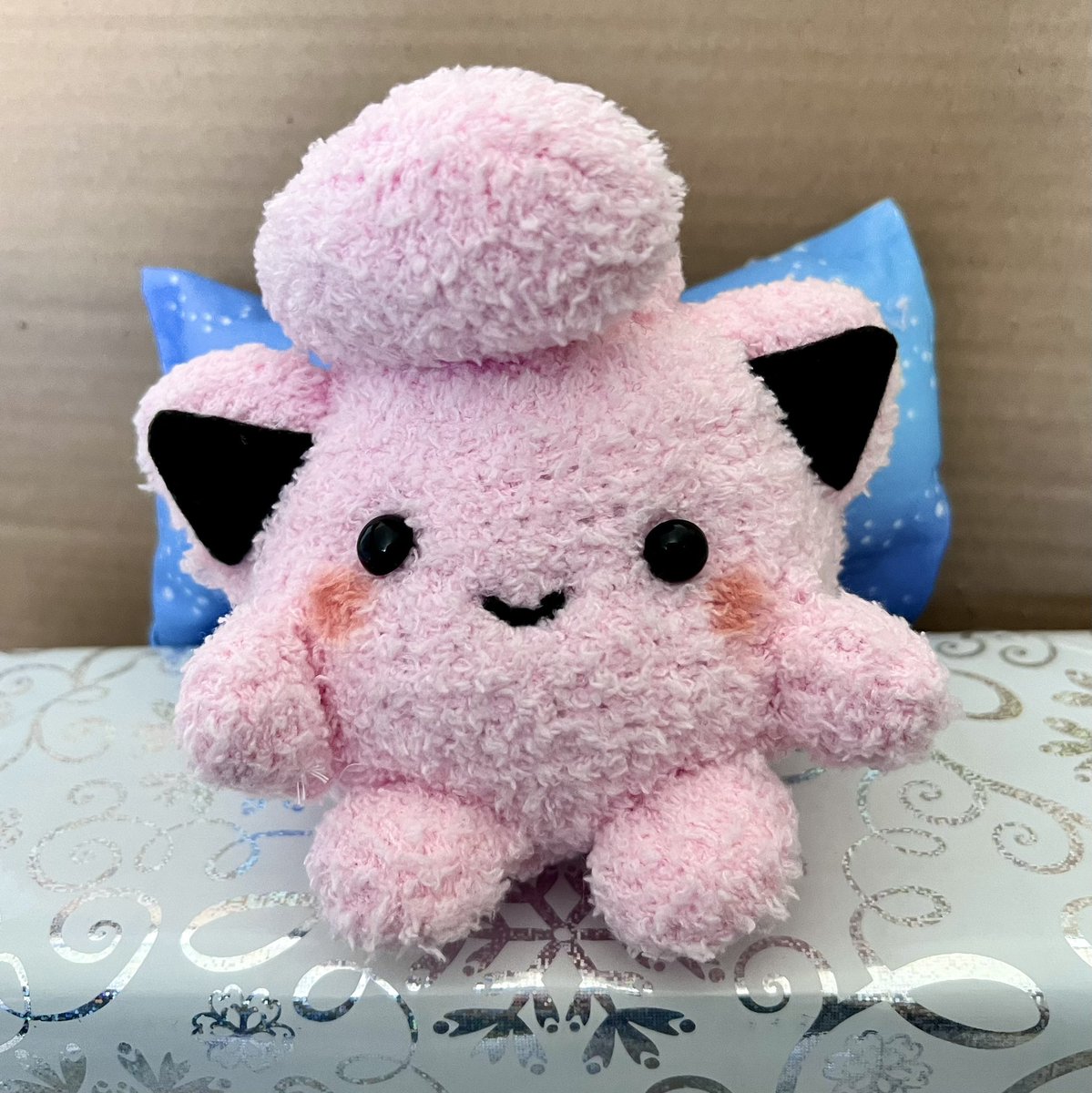 guzhenn's tweet photo. Made a sock plush jigglypuff for a friend's Chrismas present 🎄🎶 https://t.co/saVBHj0B5k