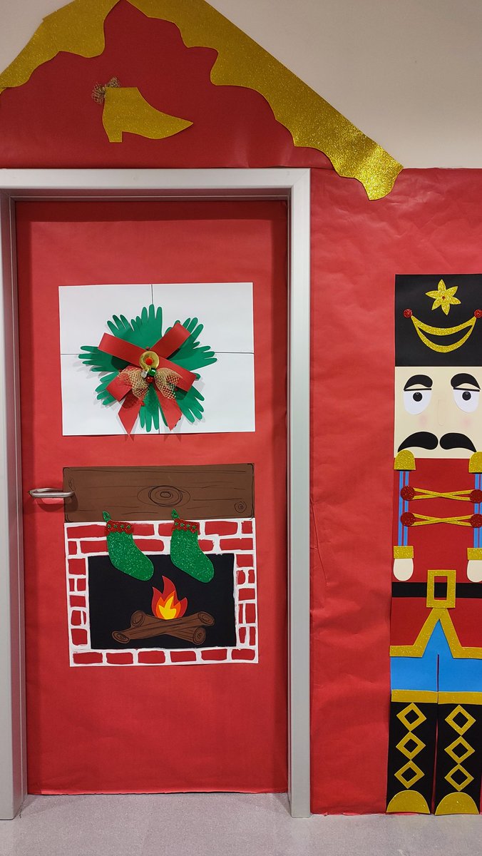 unprofeconclase's tweet photo. ¡El nivel de decoración de puertas en mi colegio es increíble! https://t.co/YxcFNDY76K