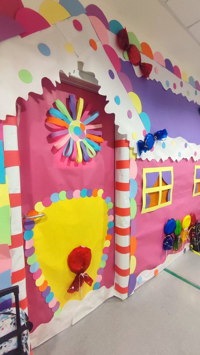 unprofeconclase's tweet photo. ¡El nivel de decoración de puertas en mi colegio es increíble! https://t.co/YxcFNDY76K