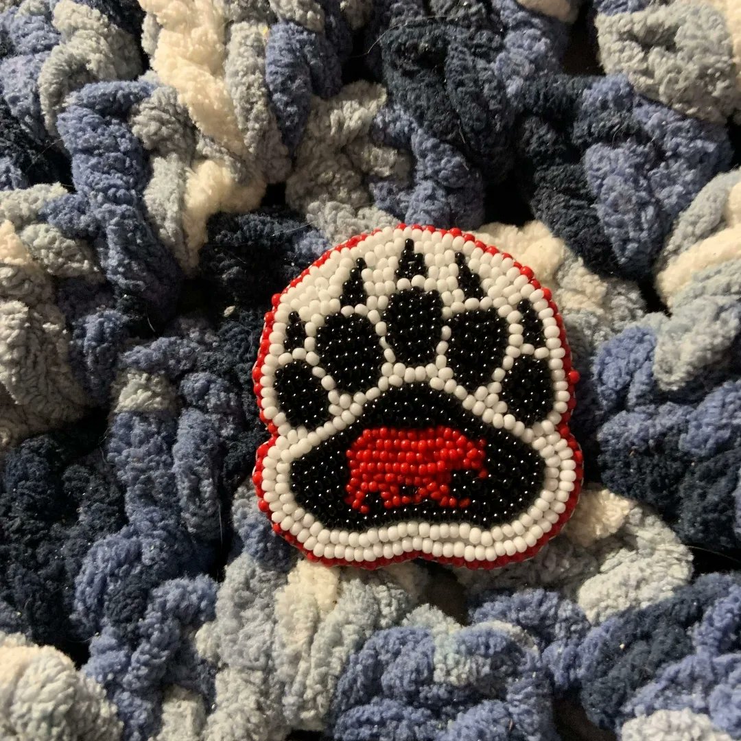FElite17's tweet photo. Beaded bear paw on crocheted toque 🔥
#beading #crochet #bearpaw https://t.co/Q2mhTtq2NA