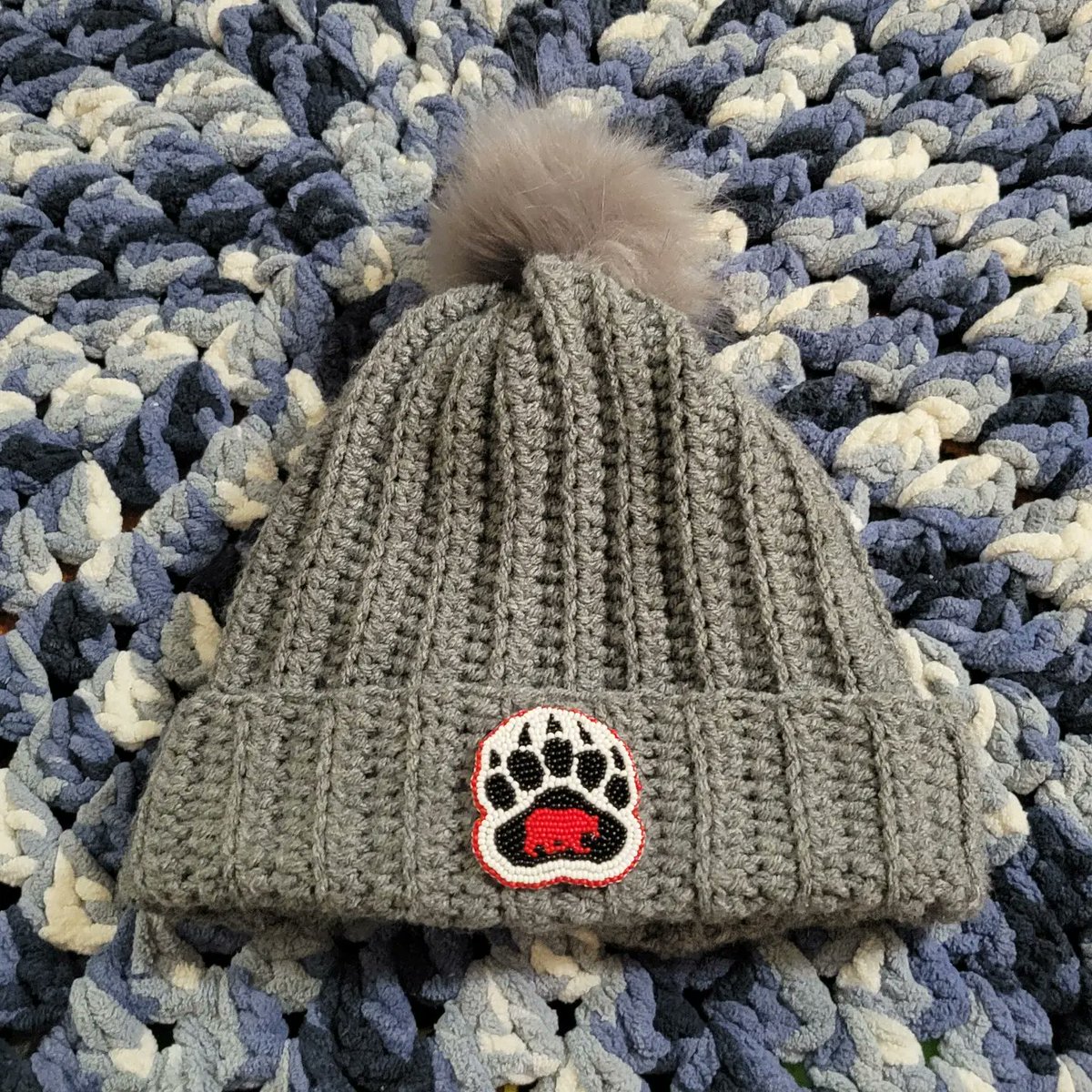 FElite17's tweet photo. Beaded bear paw on crocheted toque 🔥
#beading #crochet #bearpaw https://t.co/Q2mhTtq2NA