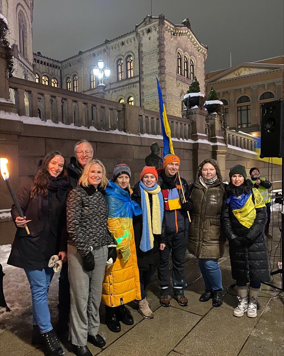 MortenAdvokat's tweet photo. Sammen med Den ukrainske forening i Norge har Oslo Høyre i dag deltatt på den daglige demonstrasjonen mot den russiske invasjonen av Ukraina. Vi har markert 300 dager siden invasjonen. Både vår ordførerkandidat Anne Lindboe og bystyrekandidat Ingeborg Tennes holdt sterke appeller https://t.co/c20ym5WA1p