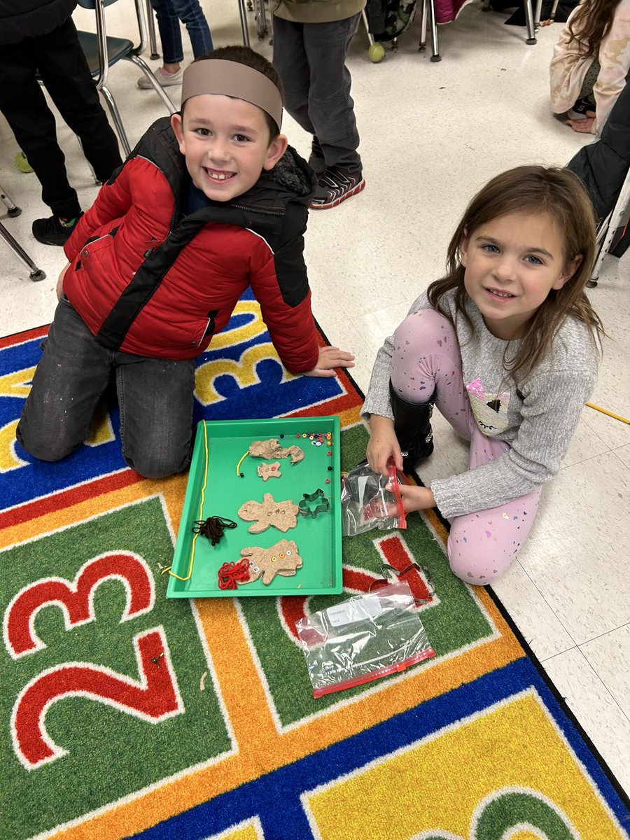 Mrs_Casaletto's tweet photo. We had a busy, gingerbread-filled day! We adopted gingerbread babies, made baby books and homes for them, and made gingerbread play doh! 5 more sleeps until Christmas! 🎅🏻🎄 @CCSPrincipal #laceypop #ccspride #firstgradeisthebestgrade https://t.co/pDsRwkcJZD