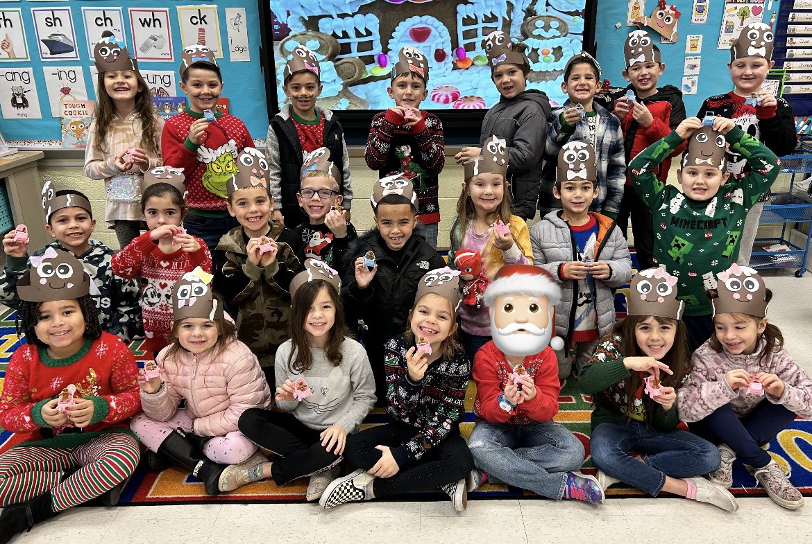 Mrs_Casaletto's tweet photo. We had a busy, gingerbread-filled day! We adopted gingerbread babies, made baby books and homes for them, and made gingerbread play doh! 5 more sleeps until Christmas! 🎅🏻🎄 @CCSPrincipal #laceypop #ccspride #firstgradeisthebestgrade https://t.co/pDsRwkcJZD