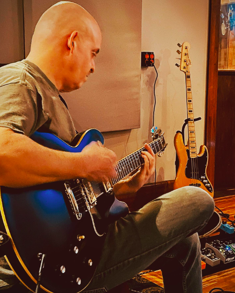 TheGSJOfficial's tweet photo. #tbt to our singer/songwriter Ron hackin' it up in studio early this year 🎸

.
.
#thegrandstandjockeys #thegsj #saratogasprings #hardrock #postgrunge https://t.co/SipDELWZ1Z