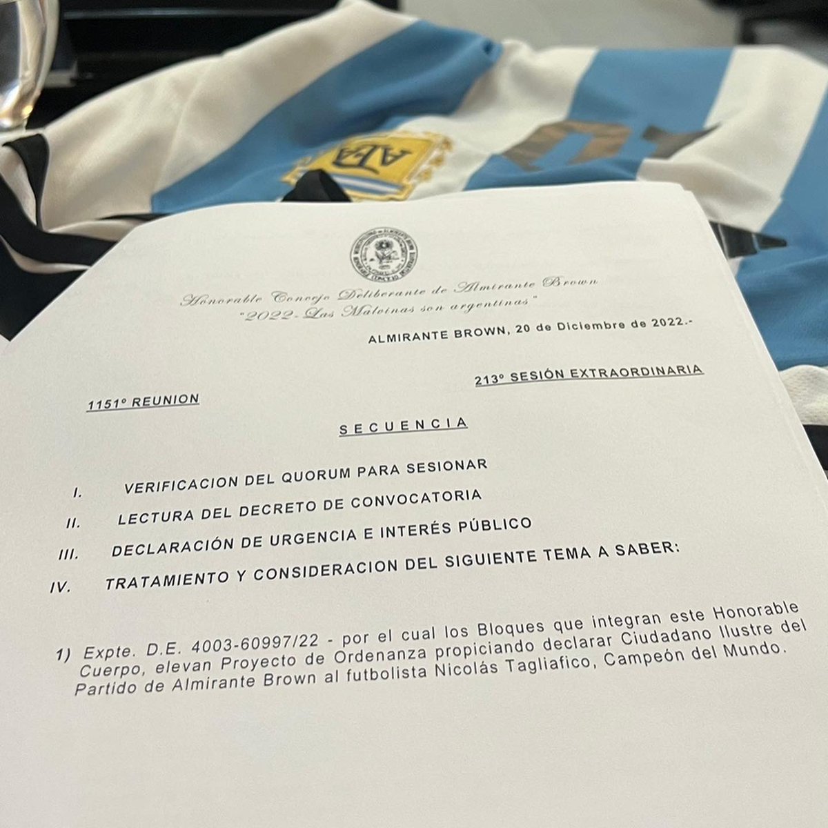 AgusSerrano__'s tweet photo. Esta mañana, en Sesión Extraordinaria del @hcdbrown , reconocimos y declaramos Ciudadano Ilustre a un campeón mundial: Nicolas Tagliafico.

@nico_taglia es oriundo de Calzada y encarna en persona el ejemplo del deportista que, con esfuerzo y disciplina, “sale del barrio al mundo” https://t.co/uOdhRTeMNI