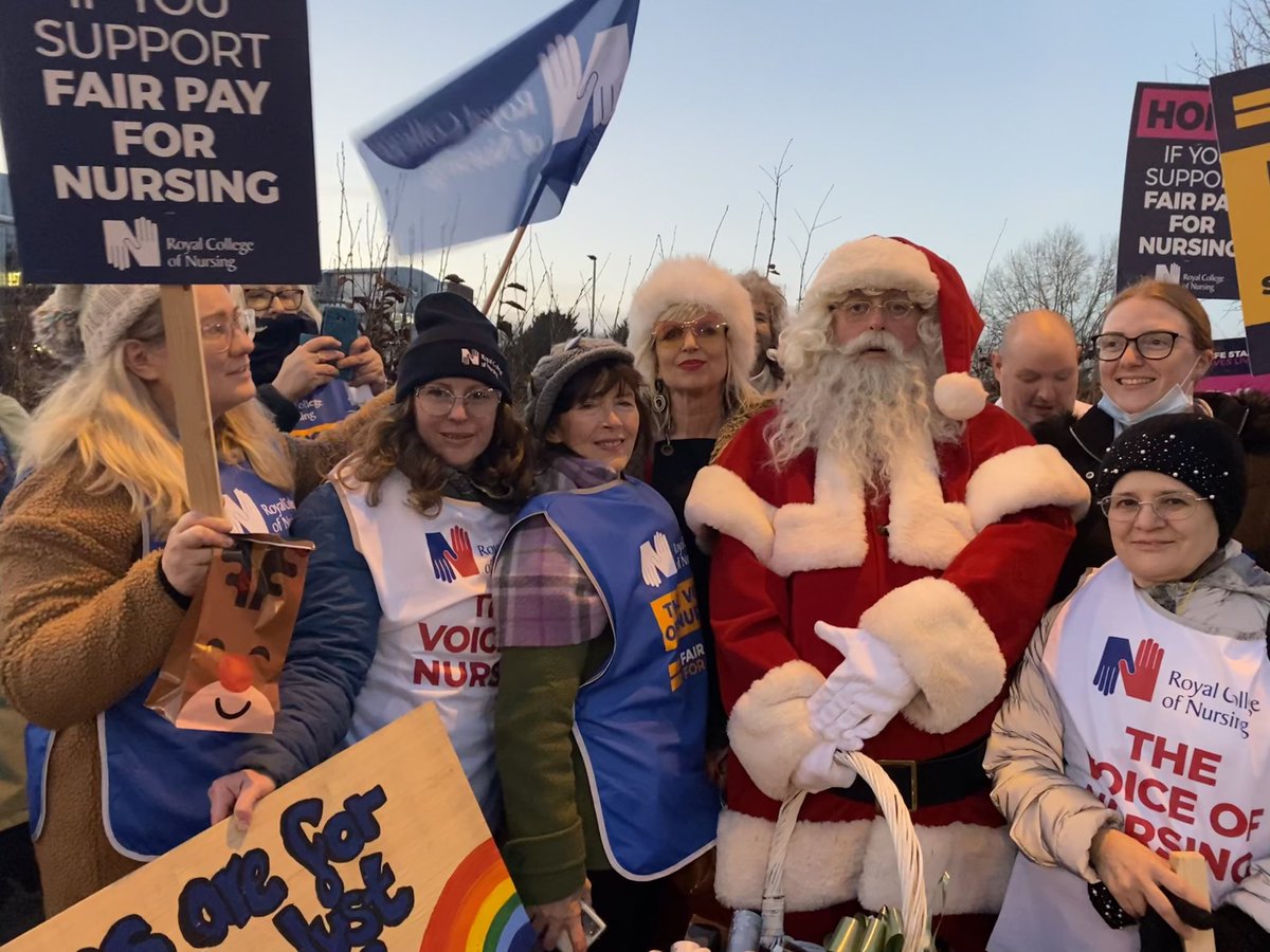 … which Santa and I delivered to the picket line at Addenbrooke’s <a href="/CUHArtsNHS/">CUH Arts</a> and the nursing staff striking for us all. 

#Solidarity #EnoughlsEnough <a href="/OhStevenCarne/">Steven Carne</a> <a href="/theRCN/">The RCN</a> #FairPayforNursing
