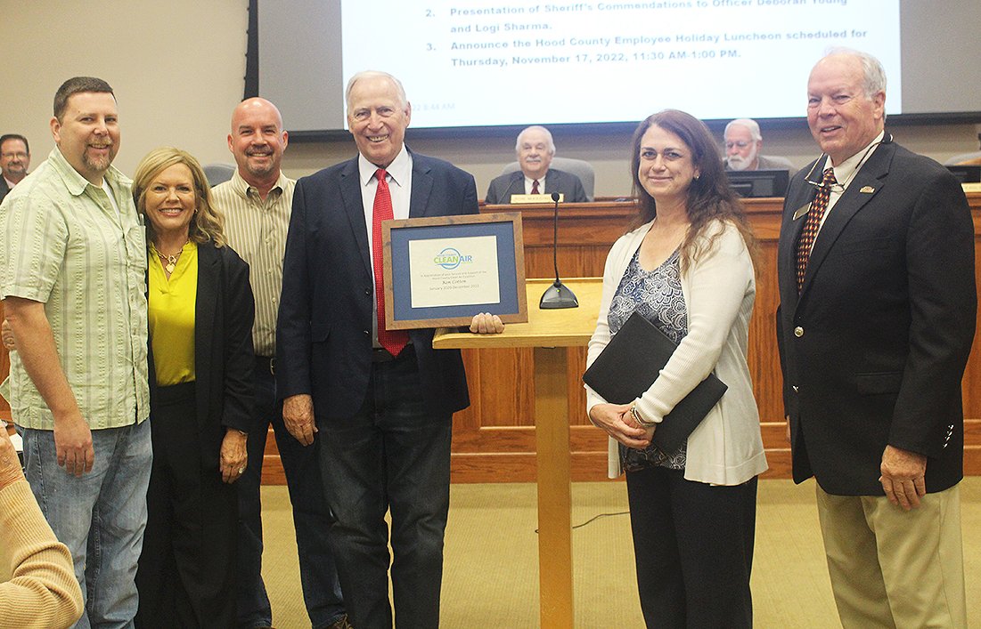 HCCAC2012's tweet photo. .@HCCAC2012 honored Commissioner Ron Cotton’s contributions &amp; support @HoodCountyTX #CommissionersCourt meet 10/25/22
(L-R) Board members Joe Drew; Mayor Teena Putteet Conway; Board Chairman Mark Franco; Ron Cotton; AQP Manager Michelle McKenzie; @cityofGranbury Mayor Jim Jarratt https://t.co/O3EuM4Rg5k