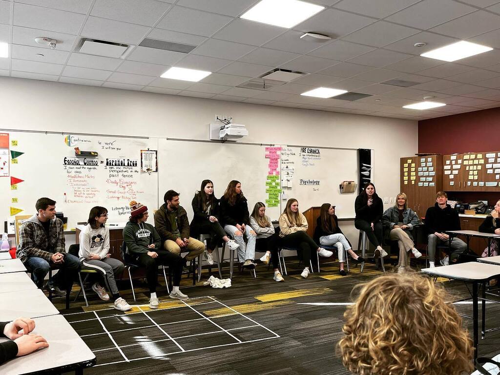 DHS Spanish Classes tweet media