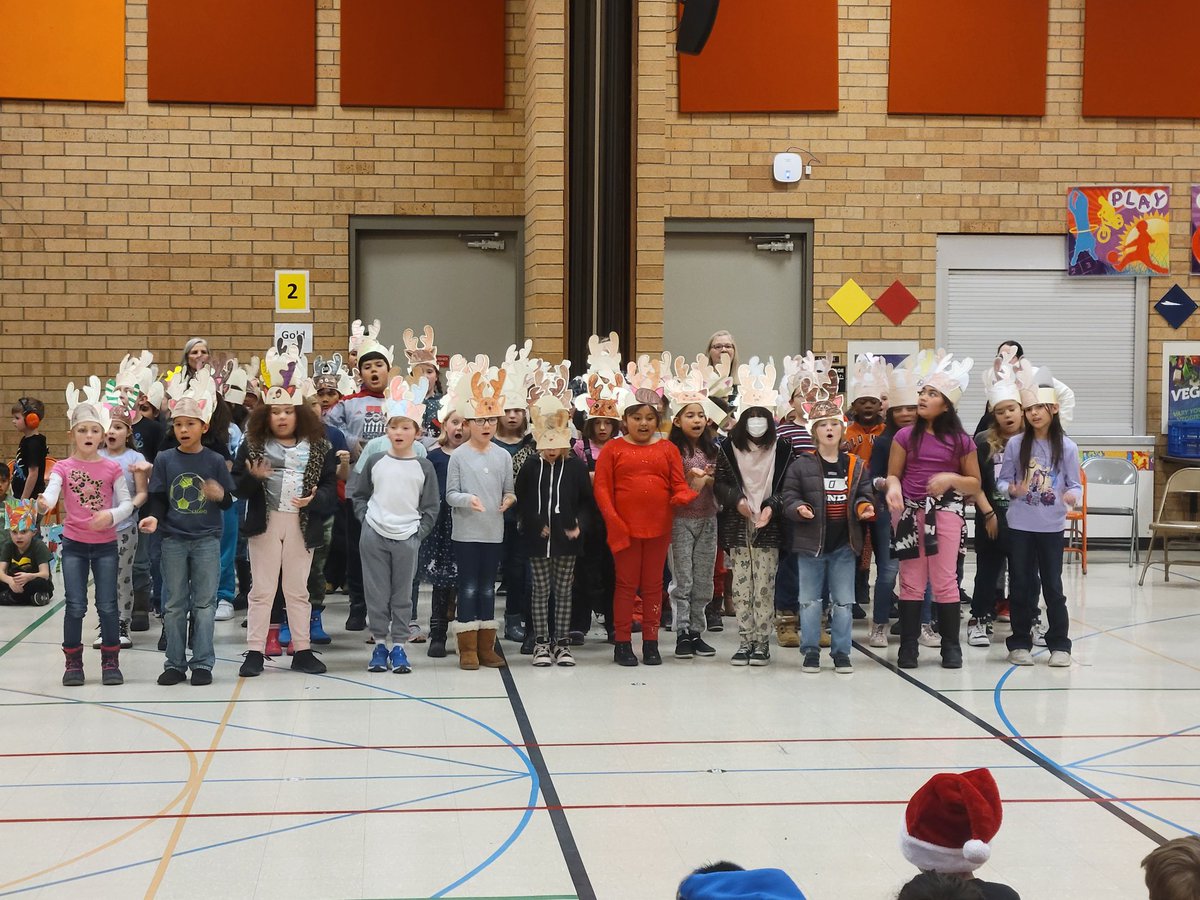 HunterElem's tweet photo. Christmas in the Round here at Hunter was filled with fun songs and a surprise visitor! Apparently Hunter teachers and students are on the Nice List! Happy Holidays from us at Hunter Elementary. https://t.co/RYJBOY8etX