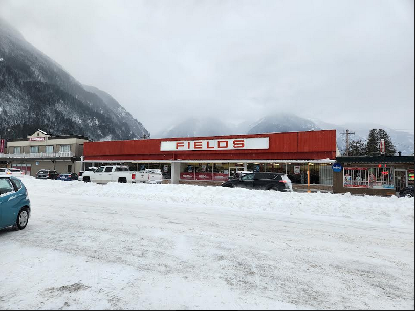 PopShopRadio1's tweet photo. Fields on Fraser is open for all your Christmas shopping needs and important things like socks and underwear! Still awaiting word on whether or not the subway is running on time. (Just joking about that one)
# 2 of 2 #bcstorm #bcsnow (20cm) @jwhittalTWN https://t.co/DRcapkkUDV