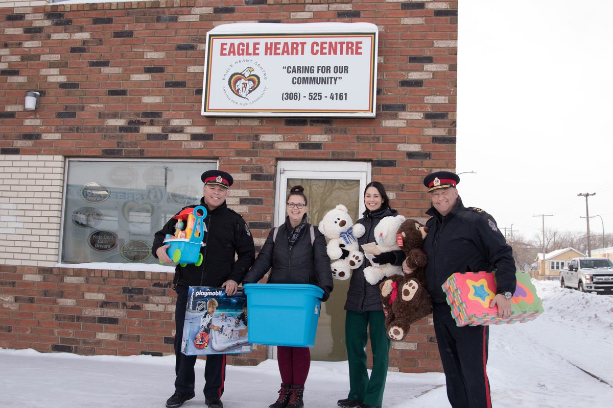 evanbrayshow's tweet photo. Our @reginapolice team was proud to stop by Eagle Heart Centre to drop off gifts and cash donations for their Legacy Campaign.  We appreciate all they do for families and children in #yqr.  Happy Holidays to the incredible staff and volunteers at EHC!  #makingadifference #hohoho https://t.co/AwP6C5JCQn