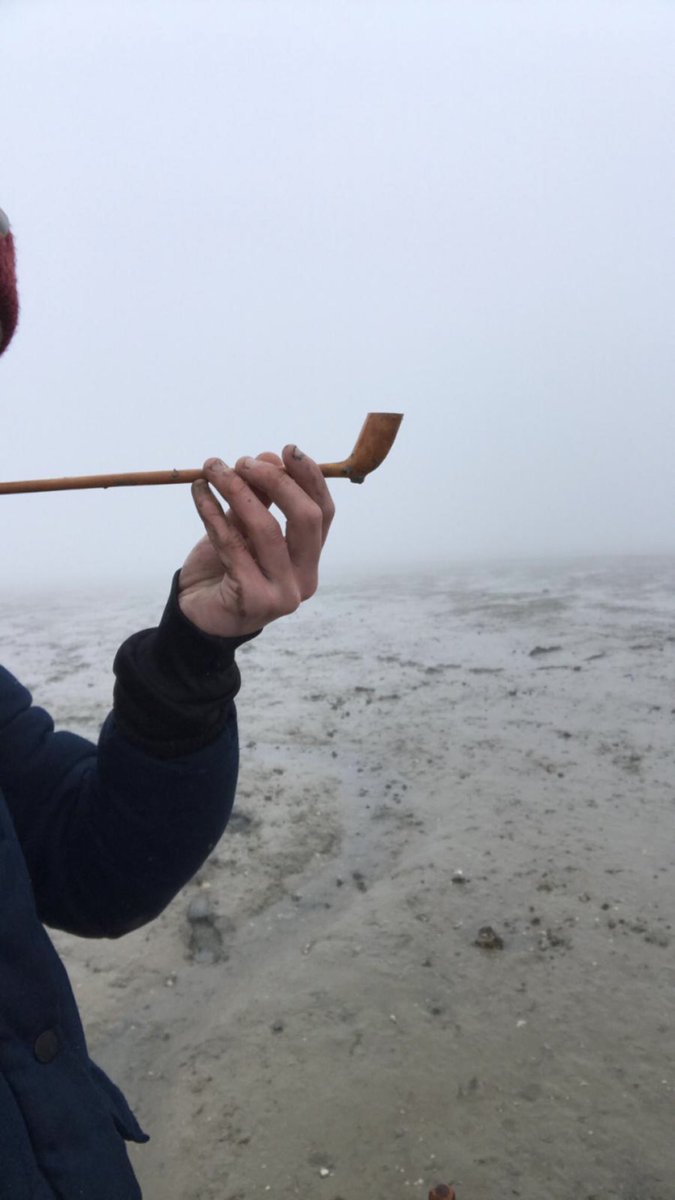 VictorianMudman's tweet photo. I came across this fantastic clay pipe last week! Made by Mr John Bagnell of Milton Regis, Kent pipe maker. #mudlarking #thames #mudlarkingfinds #claypipes #thevictorianmudlark https://t.co/jcxfXKi39y