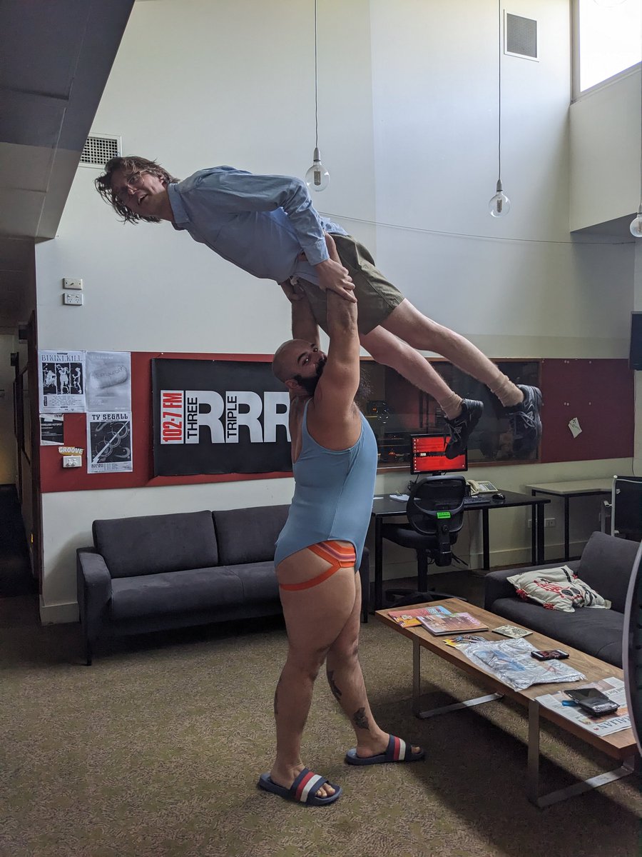 Fakefasters's tweet image. Jonathan can fly thanks to The Mighty Caesar!