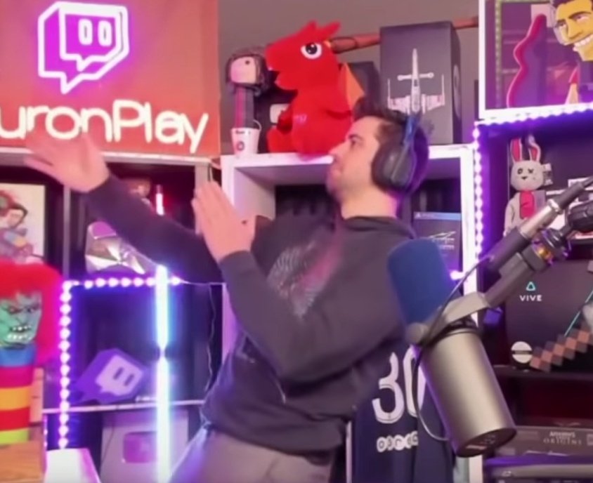 auronvotos's tweet photo. Hilo de por qué @auronplay debería ganar la categoría "Baile del año" https://t.co/BPRE6U1xZf