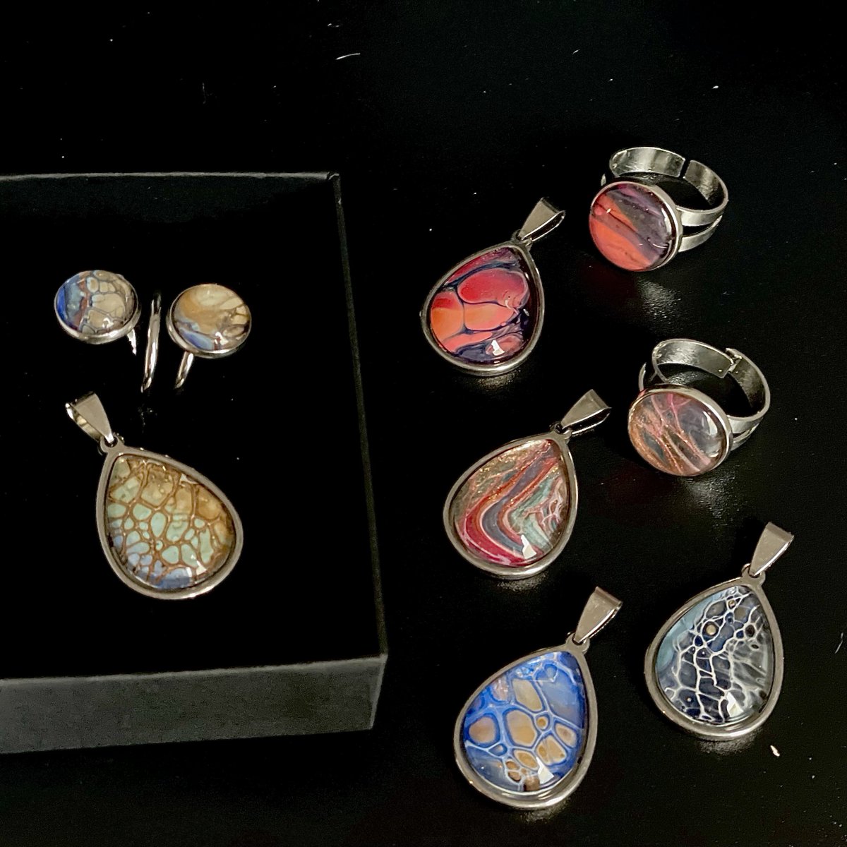 NoaTweet's tweet photo. Morgen verloot ik het setje sieraden voor ieder die zo lief was om te retweeten. Natuurlijk mag de winnaar zelf kiezen welk setje hij/zij wil. Iedereen veel toitoitoi! https://t.co/II9wYKpGqJ