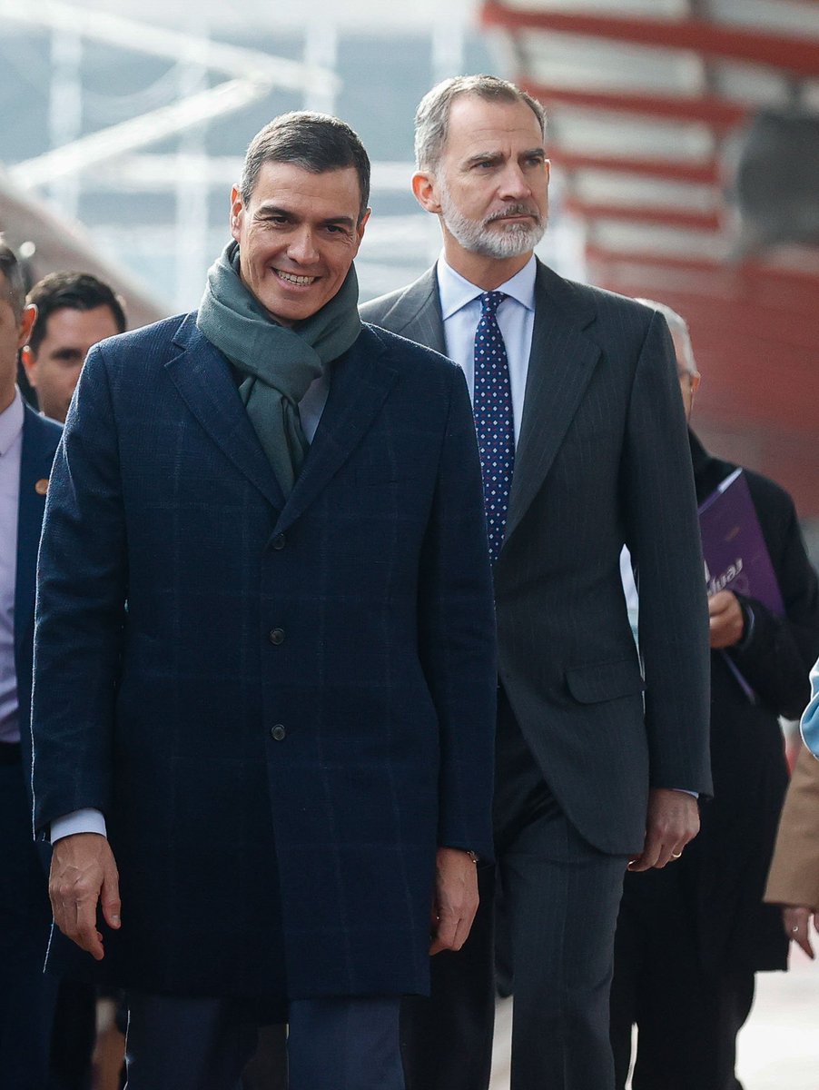 misterbuchos's tweet photo. @maidigoras Desgraciadamente, si,sin precedentes, pero afortunadamente al que sale la 1@ foto en primer plano lo ELEGIMOS CON NUESTROS VOTOS DEMOCRATICOS UNA MAYORIA DE ESPAÑOLES y al que está en segundo plano, es lo que es por ser hijo de quién es y punto.
La fotografía es justa y correcta. https://t.co/xBIEGNaspb