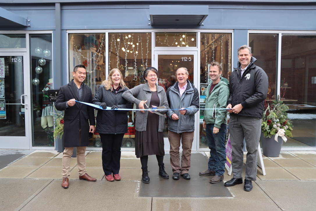 TompkinsChamber's tweet photo. Earlier today, we joined together with the Downtown Ithaca Alliance and City of Ithaca officials for a ribbon cutting to celebrate the new location of SewGreen!

Visit their new location in Press Bay Court on Green Street in Downtown Ithaca. More info at https://t.co/eyWevOCUcx! https://t.co/wHZjRWJmlI